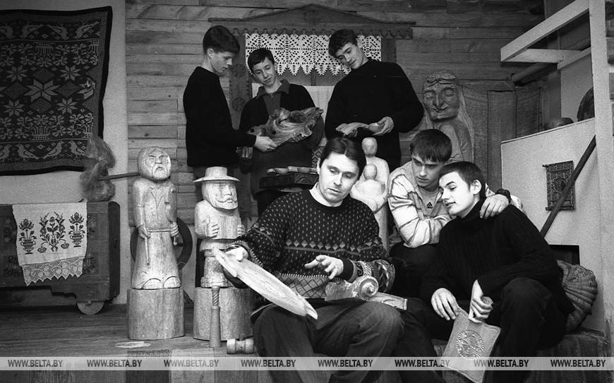 Средняя общеобразовательная школа № 10 с архитектурно-художественным уклоном г.Бреста, 2000 год Средняя общеобразовательная школа № 10 с архитектурно-художественным уклоном г.Бреста, 2000 год