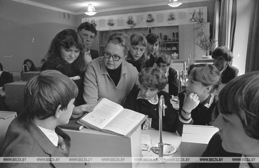 Консультацию по химии проводит заслуженная учительница БССР М.С. Шумская. Малечская средняя школа Берёзовского района, 1982 года Консультацию по химии проводит заслуженная учительница БССР М.С. Шумская. Малечская средняя школа Берёзовского района, 1982 года