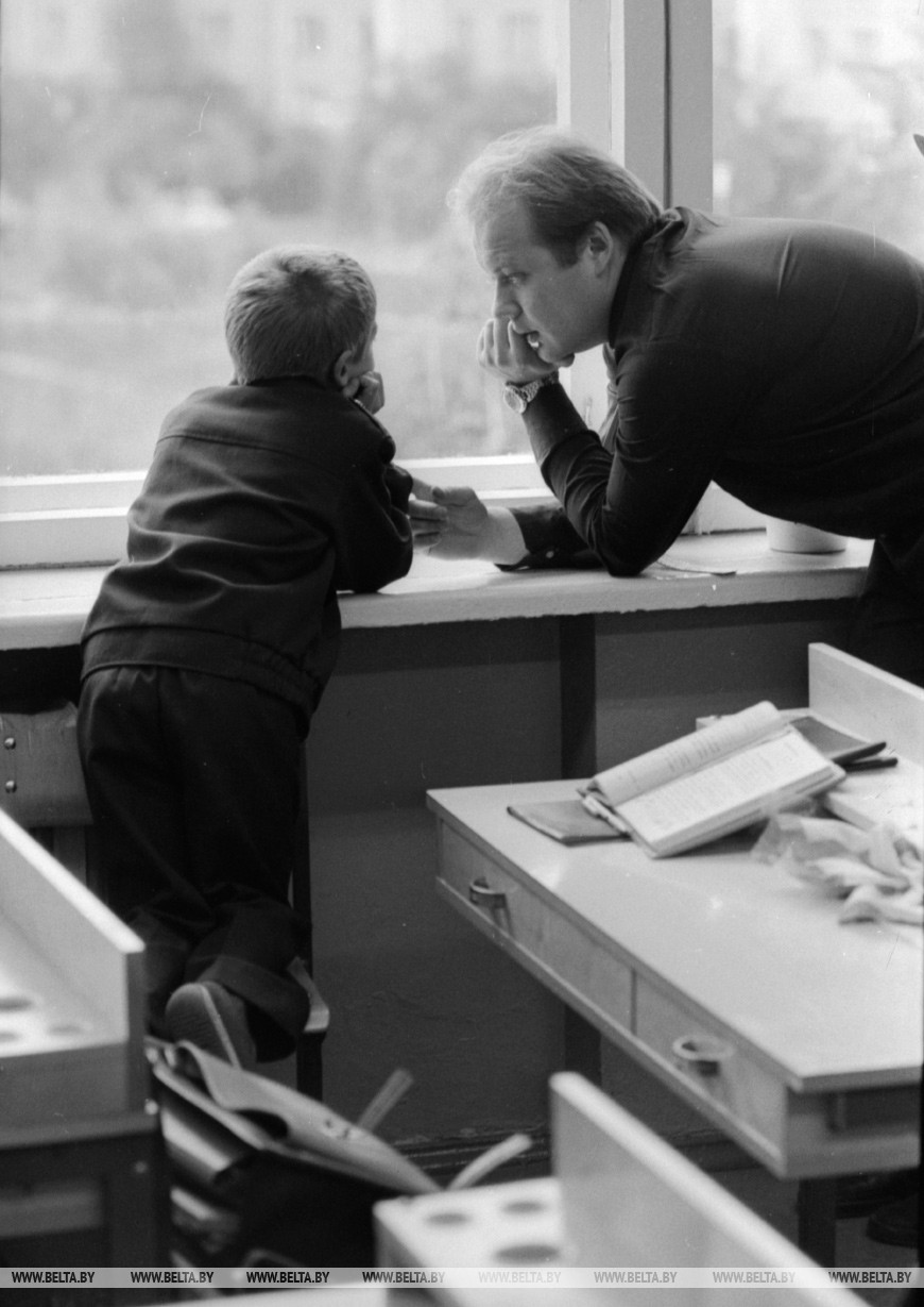 Мужской разговор с Юрой Кривоносом ведет учитель О.М. Баркун. Минская СШ № 27, 1988 год Мужской разговор с Юрой Кривоносом ведет учитель О.М. Баркун. Минская СШ № 27, 1988 год