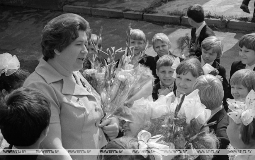 Заслуженный учитель БССР, народный учитель СССР, кавалер ордена Трудового Красного Знамени коммунист Галина Иванова с учениками. Минская СШ № 33, 1980 год Заслуженный учитель БССР, народный учитель СССР, кавалер ордена Трудового Красного Знамени коммунист Галина Иванова с учениками. Минская СШ № 33, 1980 год
