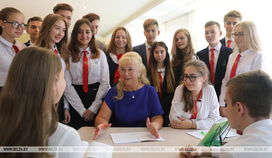 Директор гимназии №8 города Витебска Раиса Грабовская беседует с учениками, 2018 год Директор гимназии №8 города Витебска Раиса Грабовская беседует с учениками, 2018 год