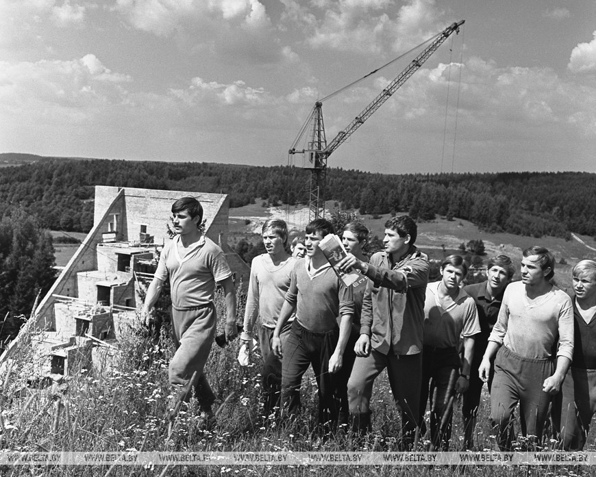 Студенческий отряд "Биатлон" на строительстве комплекса в Раубичах, 1973 год