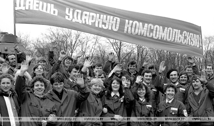 Всесоюзный ударный комсомольский отряд им. Ю.Гагарина уезжает на строительство участка железной дороги Сургут-Уренгой, 1983 год