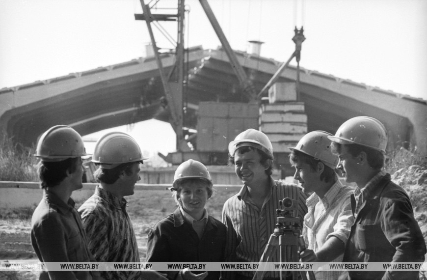 Бойцы районного комсомольского отряда. Строительство комплекса по откорму молодняка крупного рогатого скота, 1982 год