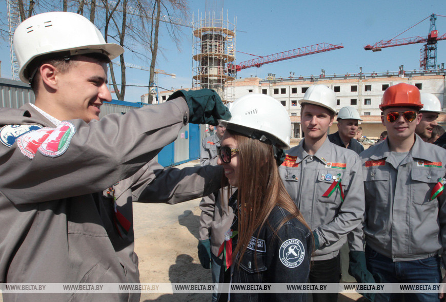 Бойцы студенческих отрядов трудятся на реконструкции стадиона "Динамо", 2017 год