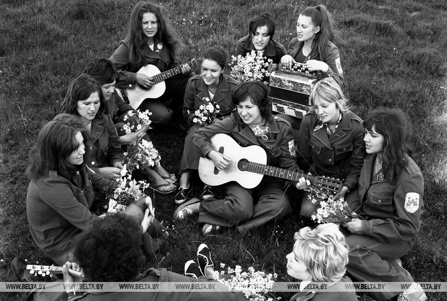 Агитбригада строительного отряда имени А.Наганова Брестского пединститута готовится к выступлению, 1975 год