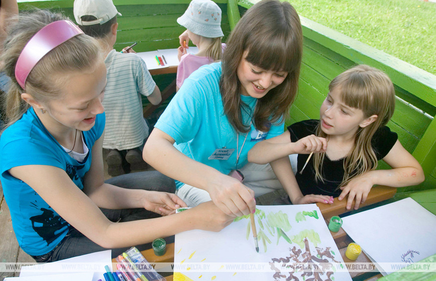 Будущий педагог из студотряда "Ветразь" работает вожатой в детском лагере. Минский район, 2009 год
