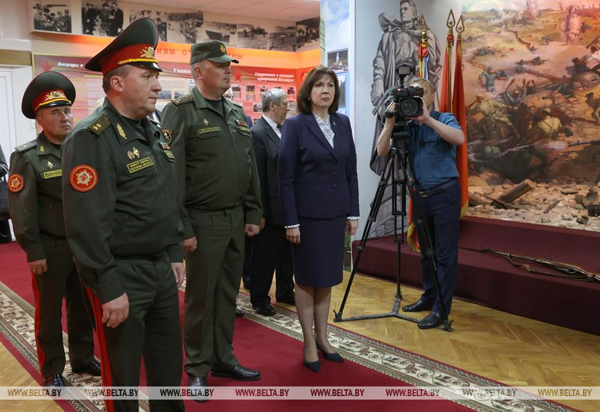 Наталья Кочанова во время посещения 120-й мехбригады