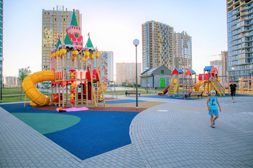 Здесь уже есть детские и спортивные площадки