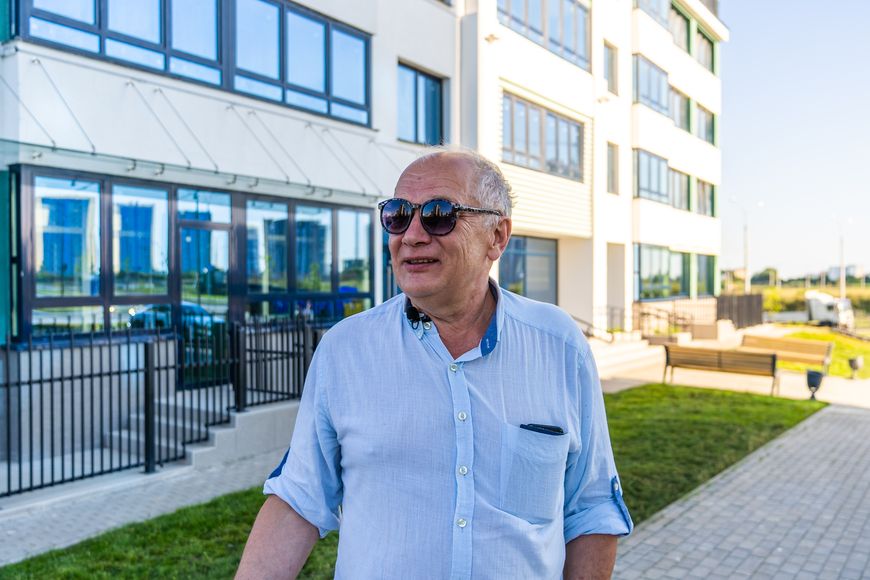 Владимир выбирает квартиру для дочери