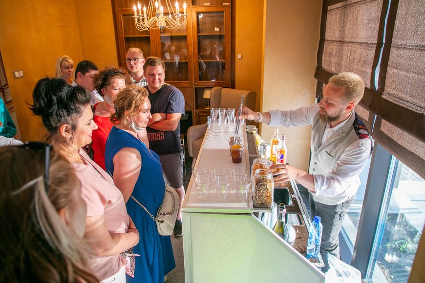 Гости коктейльной вечеринки в доме "Варшава"