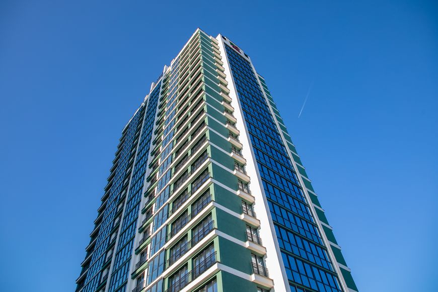 Яркая новостройка привлекает внимание