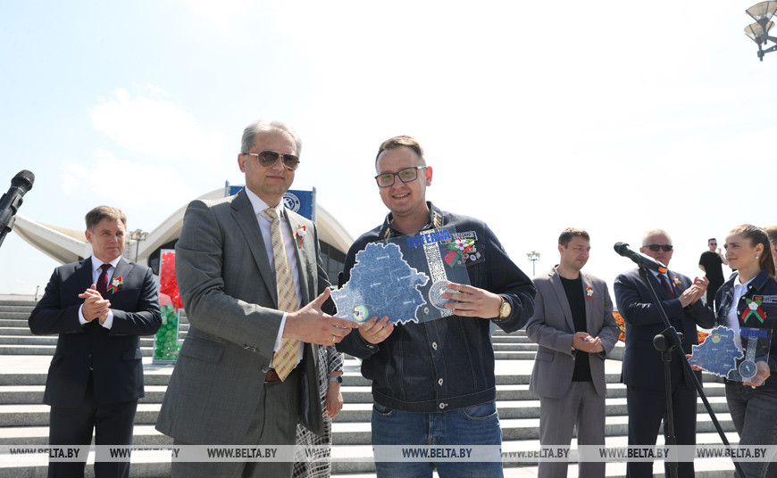 Заместитель минитра информации Республики Беларусь Игорь Бузовский вручает трудовую путевку Заместитель минитра информации Республики Беларусь Игорь Бузовский вручает трудовую путевку