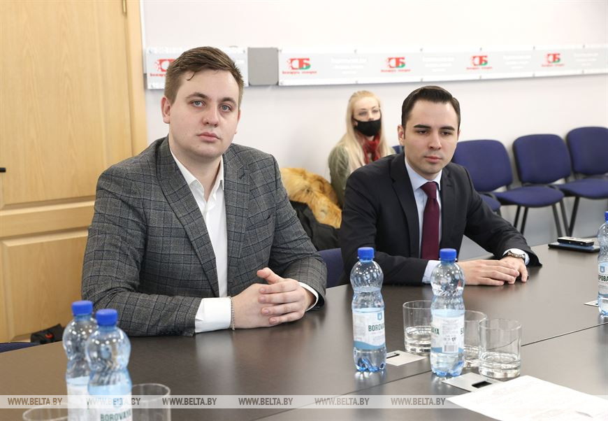 Председатель Совета Молодежного общественного объединения "Движение вперед" Олег Дикун и председатель Молодежного парламента при Национальном собрании Егор Макаревич Председатель Совета Молодежного общественного объединения "Движение вперед" Олег Дикун и председатель Молодежного парламента при Национальном собрании Егор Макаревич