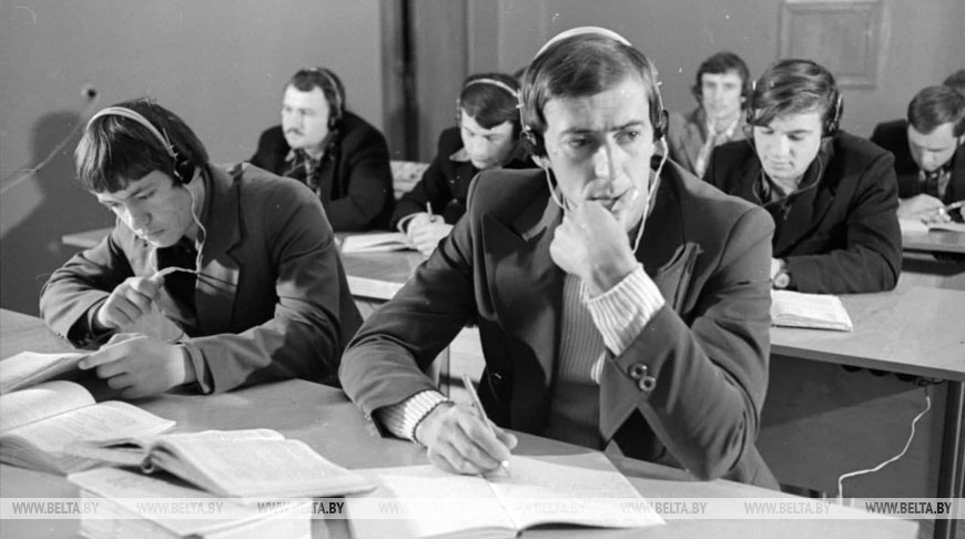 Белорусский государственный институт физической культуры. Студент II курса факультета спортивных игр и единоборства олимпийский чемпион Владимир Каминский на занятиях по иностранному языку, 1984 год