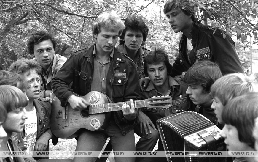 Агитбригада стройотряда Жировичского совхоза-техникума готовится к выступлению в клубе колхоза им.Калинина Кореличского района, 1982 год