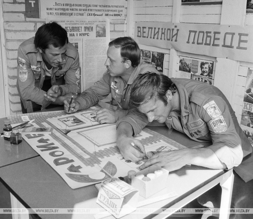 Очередной номер стенгазеты "Строитель" выпускают стройотрядовцы отряда "Буревестник" строительного факультета БПИ , 1980 год