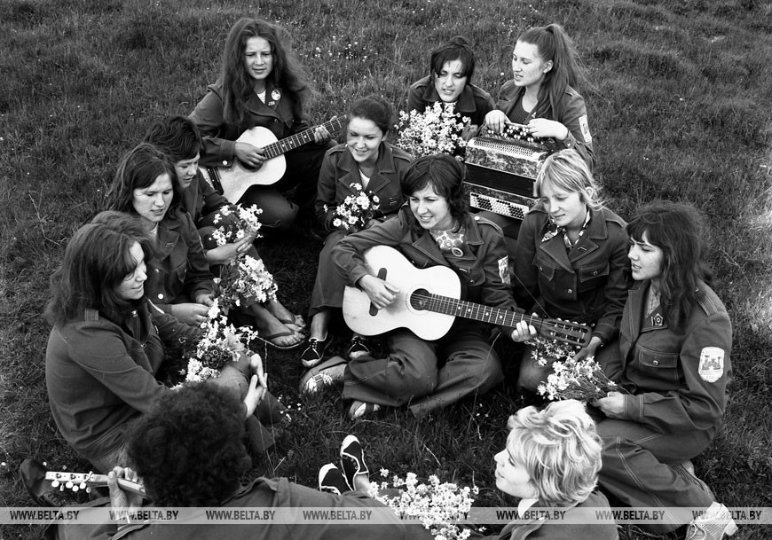 Агитбригада строительного отряда имени А.Наганова Брестского пединститута готовится к выступлению, 1975 год