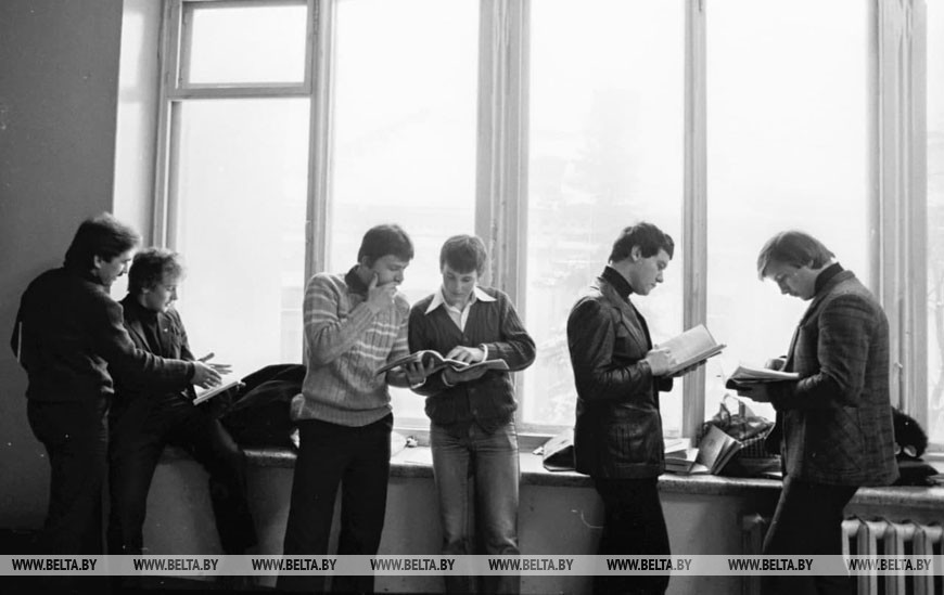 Зимняя сессия в БГУ им. В.И. Ленина. За пять минут до экзамена, 1982 год