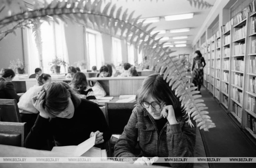Зимняя сессия в БГУ им. В.И. Ленина. В читальном зале библиотеки, 1982 год