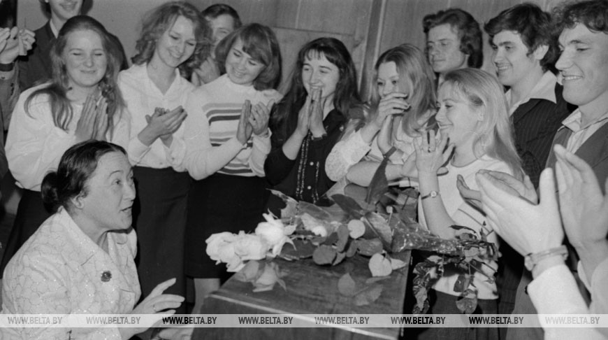 Минский институт культуры. Белорусская поэтесса Эди Огнецвет среди студентов, 1977 год