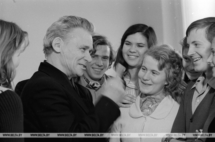 Минский институт культуры. Завкафедрой режиссуры и мастерства актера народный артист БССР Иосиф Попов со студентами, 1975 год
