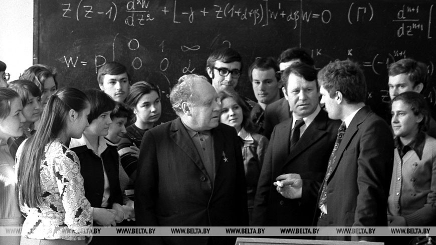 Академик Николай Павлович Еругин среди студентов и преподавателей механико-математического факультета БГУ, 1977 год
