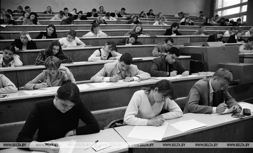 В вузах республики начались вступительные экзамены, 2000 год