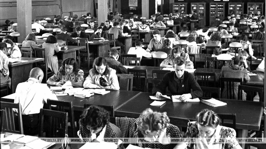 В читательском зале Белорусской государственной библиотеке им. Ленина, 1953 год