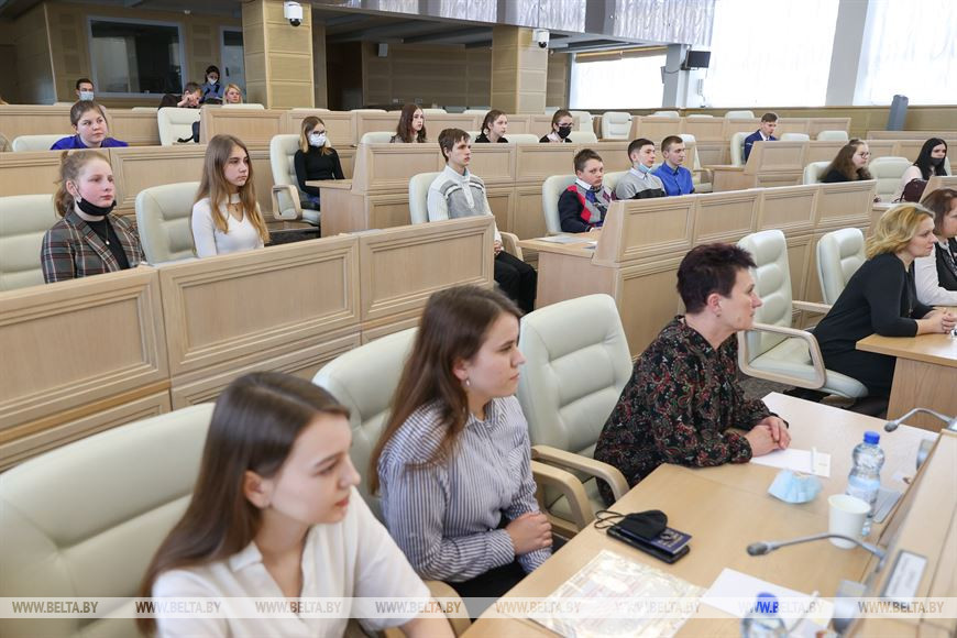 Школьники во время посещения Совета Республики Школьники во время посещения Совета Республики