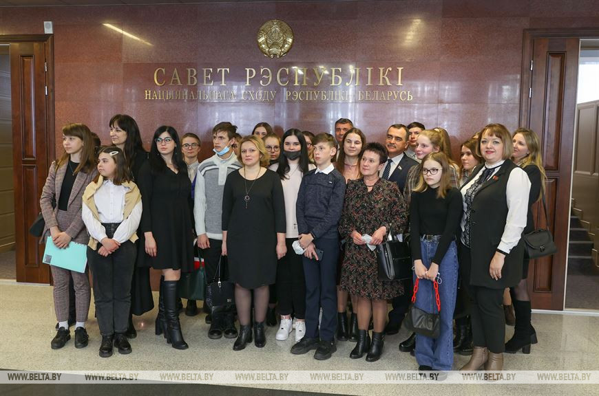 Школьники во время посещения Совета Республики Школьники во время посещения Совета Республики