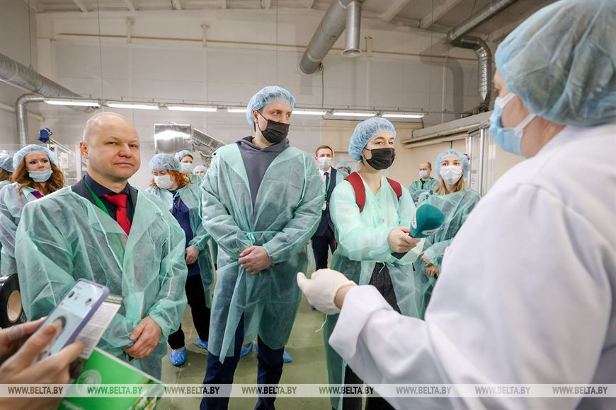 Эдгард Запашный во время посещения производства чая Эдгард Запашный во время посещения производства чая