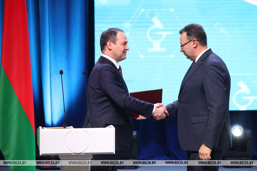 Премьер-министр Беларуси Роман Головченко и министр здравоохранения Дмитрий Пиневич Премьер-министр Беларуси Роман Головченко и министр здравоохранения Дмитрий Пиневич