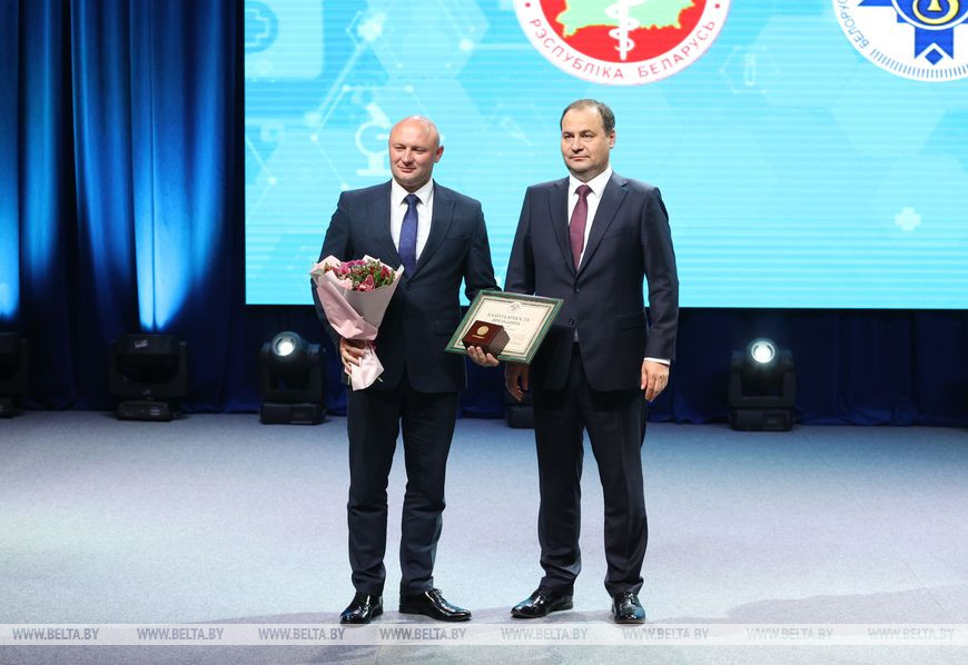 Роман Головченко награждает первого заместителя начальника главного управления по здравоохранению Брестского облисполкома Андрея Корнелюка Роман Головченко награждает первого заместителя начальника главного управления по здравоохранению Брестского облисполкома Андрея Корнелюка