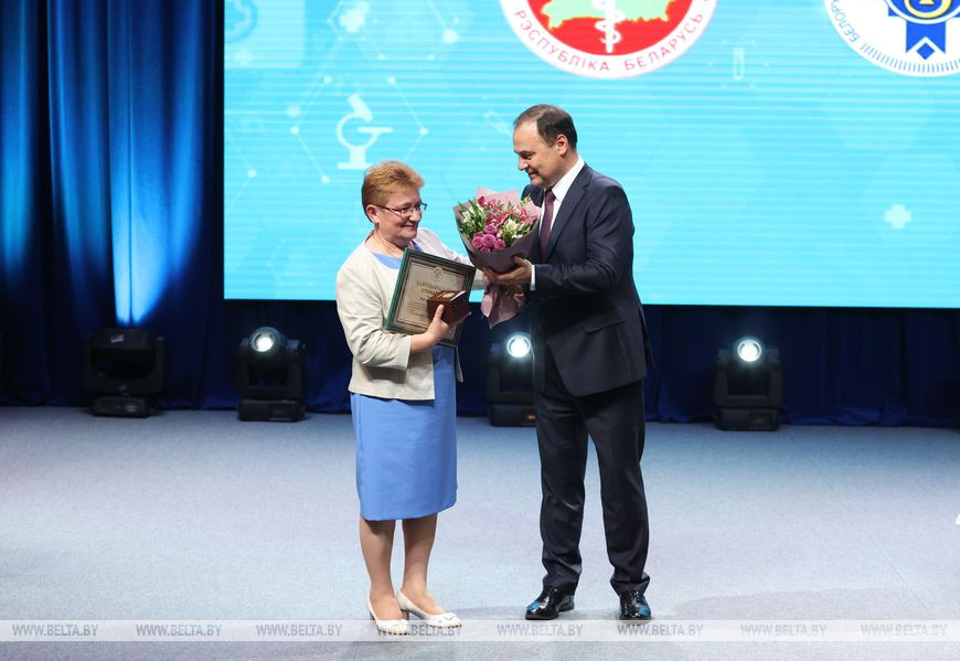 Роман Головченко награждает врача общей практики (заведующую отделением общей практики) поликлинического отделения учреждения здравоохранения "Миорская центральная районная больница" Мирославу Кунцевич Роман Головченко награждает врача общей практики (заведующую отделением общей практики) поликлинического отделения учреждения здравоохранения "Миорская центральная районная больница" Мирославу Кунцевич