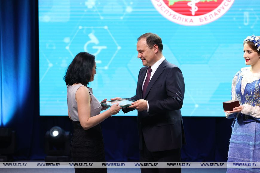 Роман Головченко вручает Благодарность Президента фельдшеру-лаборанту городской детской клинической инфекционной больницы г. Минска Анне Абражей Роман Головченко вручает Благодарность Президента фельдшеру-лаборанту городской детской клинической инфекционной больницы г. Минска Анне Абражей