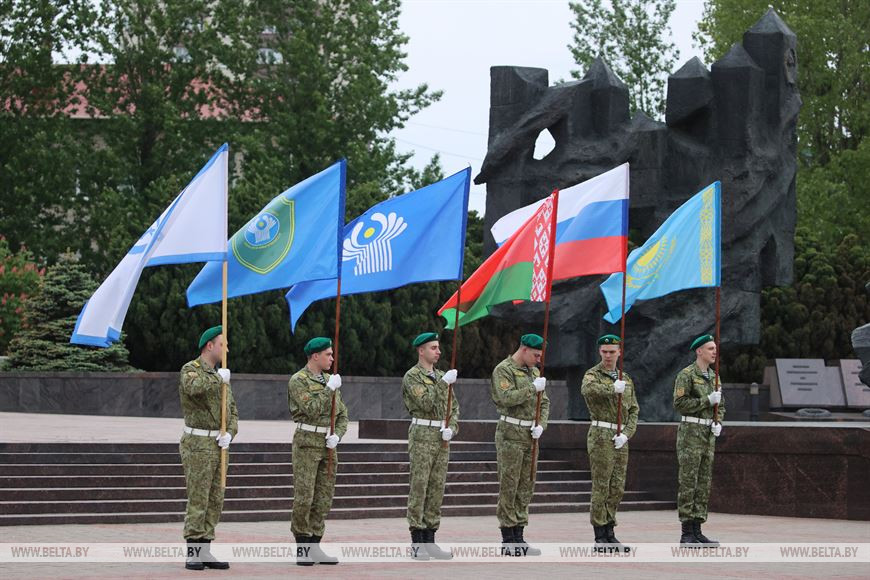 Во время торжественного открытия соревнований на территории мемориала "Воинам-пограничникам" в Гродно Во время торжественного открытия соревнований на территории мемориала "Воинам-пограничникам" в Гродно