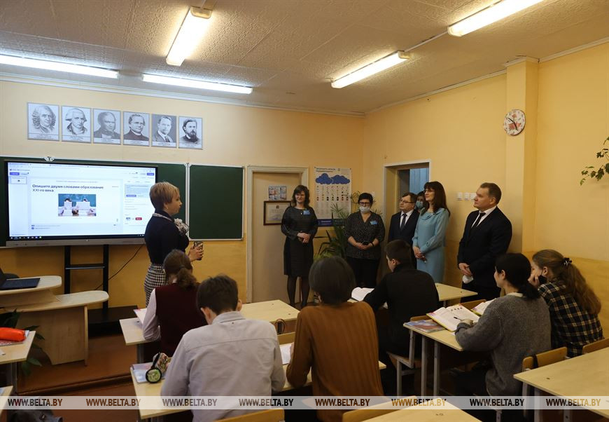 Глава администрации Октябрьского района Витебска Юрий Панфилов во время посещения школы Глава администрации Октябрьского района Витебска Юрий Панфилов во время посещения школы