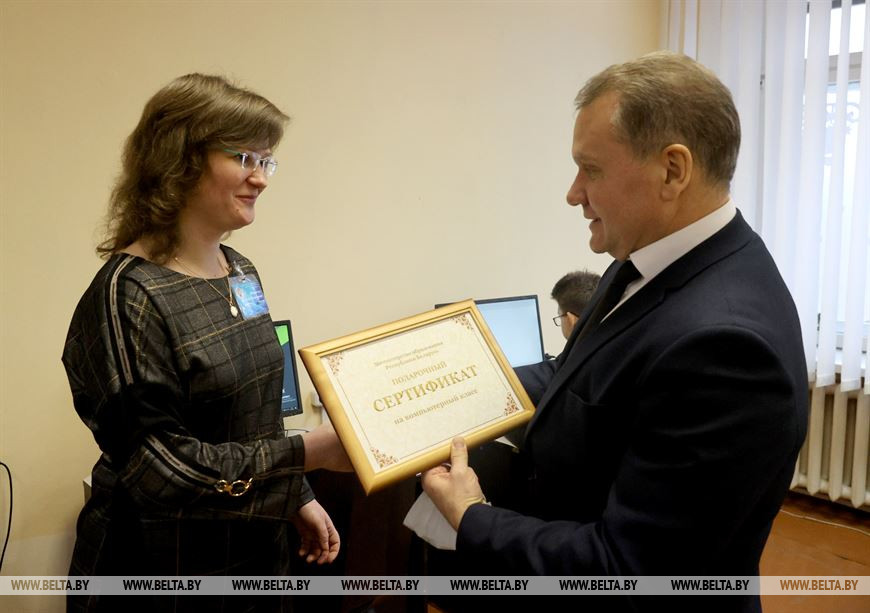 Сертификат на комплекты компьютеров директору школы Ольге Розновской вручает глава администрации Октябрьского района Витебска Юрий Панфилов Сертификат на комплекты компьютеров директору школы Ольге Розновской вручает глава администрации Октябрьского района Витебска Юрий Панфилов