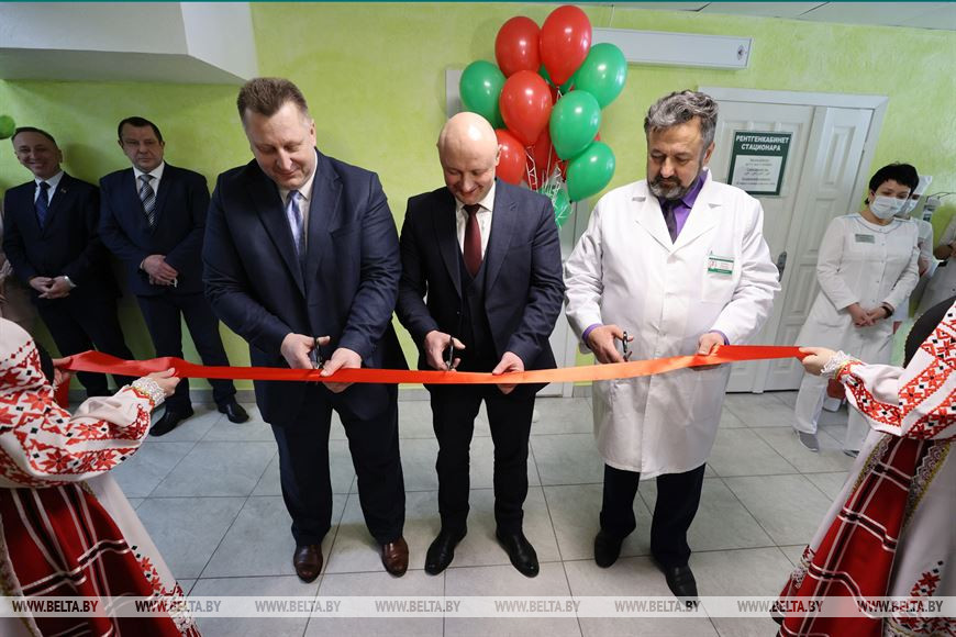 Ленточку перерезают председатель Кобринского райсполкома Михаил Гришкевич, первый заместитель начальника главного управления по здравоохранению Брестского облисполкома Андрей Корнелюк, главный врач Кобринской центральной районной больницы Николай Брашко Ленточку перерезают председатель Кобринского райсполкома Михаил Гришкевич, первый заместитель начальника главного управления по здравоохранению Брестского облисполкома Андрей Корнелюк, главный врач Кобринской центральной районной больницы Николай Брашко