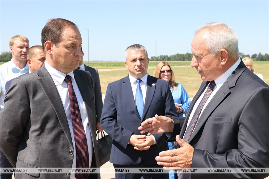 Премьер-министр Роман Головченко ознакомился с ходом строительства молочно-товарной фермы на 2 тыс. голов дойного стада ОАО "Оршанский мясоконсервный комбинат" в Оршанском районе Премьер-министр Роман Головченко ознакомился с ходом строительства молочно-товарной фермы на 2 тыс. голов дойного стада ОАО "Оршанский мясоконсервный комбинат" в Оршанском районе