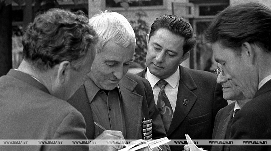 Константин Симонов даёт автографы жителям Кричева, июнь 1974 года. Фото из архива Константин Симонов даёт автографы жителям Кричева, июнь 1974 года. Фото из архива