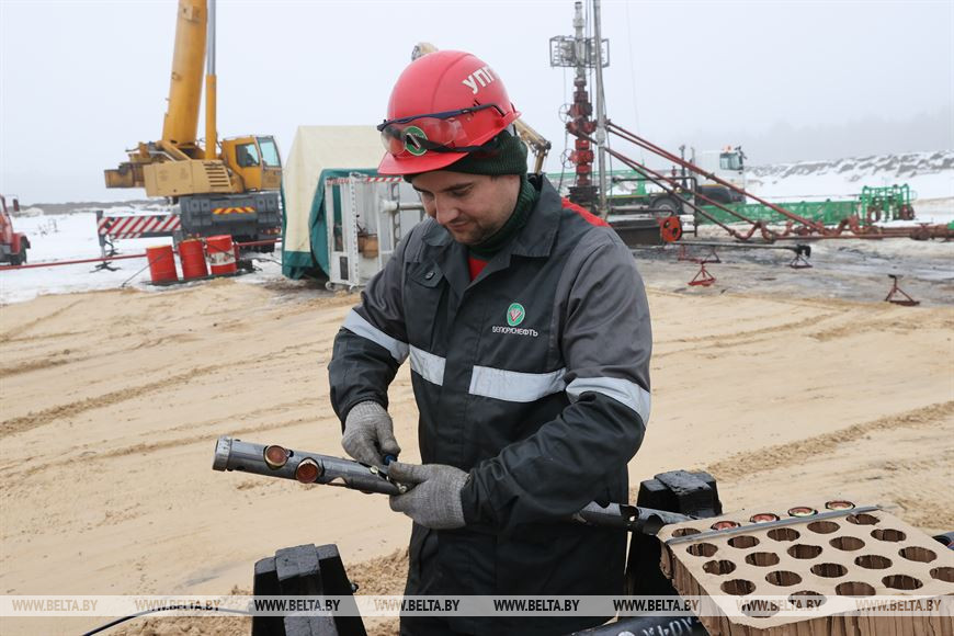 Каратажник (взрывник) Сергей Бусленко закладывает кумулятивные заряды в залповый каркас