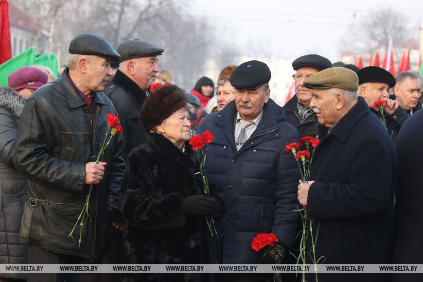 Ветеран ВОВ Валентина Баранова (в центре) Ветеран ВОВ Валентина Баранова (в центре)