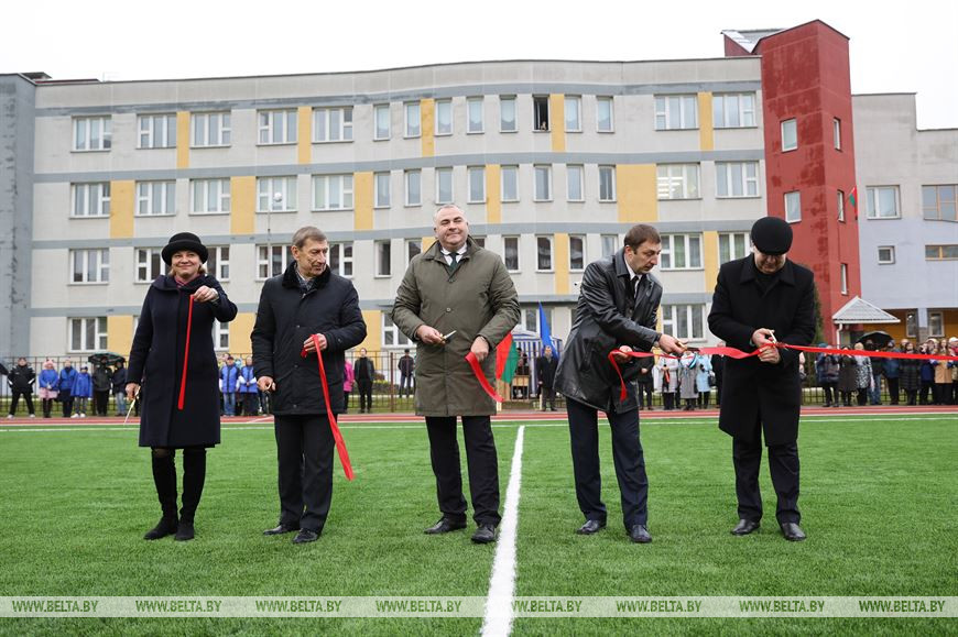 Открывают стадион директор СШ N24 Татьяна Струк, директор гимназии №40 Игорь Бобков, председатель Минского городского Совета депутатов Андрей Бугров, заместитель председателя Мингорисполкома Артем Цуран, глава Администрации Ленинского района Минска Роман Мельник
