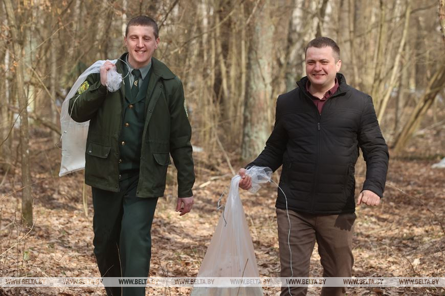 Лесничий Лунненского лесничества Александр Залеский и Артемий Лисай Лесничий Лунненского лесничества Александр Залеский и Артемий Лисай