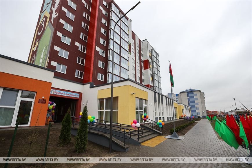 Десятиэтажный дом с яслями-садом Десятиэтажный дом с яслями-садом