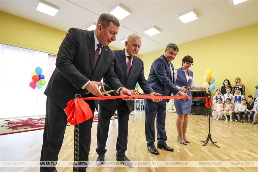 Ленточку перерезают председатель Брестсого горисполкома Александр Рогачук, генеральный директор КУП "Брестжилстрой" Александр Романюк, председатель Брестского облисполкома Юрий Шулейко и заведующая ГУДО филиала "Ясли-сад №73" г.Бреста Елена Федорова Ленточку перерезают председатель Брестсого горисполкома Александр Рогачук, генеральный директор КУП "Брестжилстрой" Александр Романюк, председатель Брестского облисполкома Юрий Шулейко и заведующая ГУДО филиала "Ясли-сад №73" г.Бреста Елена Федорова
