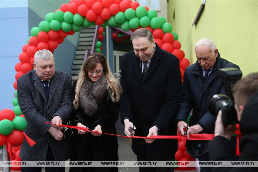 Мечислав Гой, заведующая детским ясли-садом №111 города Гродно Юлия Парманчук, Владимир Караник, генеральный директор ОАО "Гроднопромстрой" Абдулвагаб Вагабов