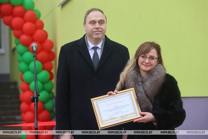 На новоселье саду Владимир Караник от облисполкома вручил сертификат на приобретение спортивного оборудования